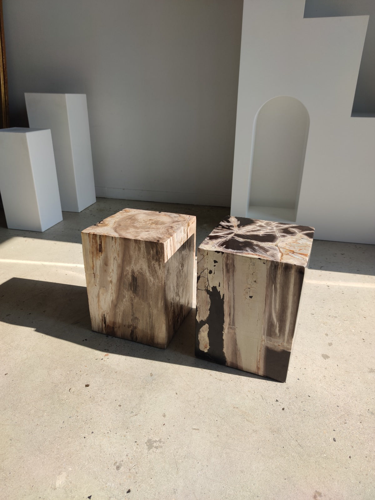 Table d'appoint en bois pétrifié rectangulaire foncé