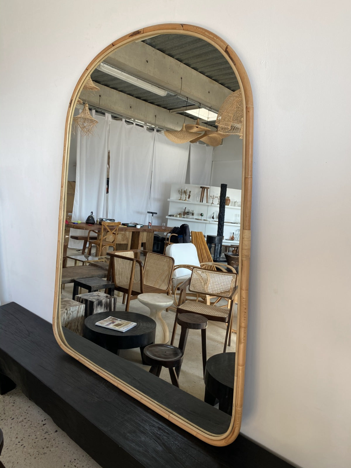 Grand miroir de pied coins arrondis en rotin 1m80 x 1m35