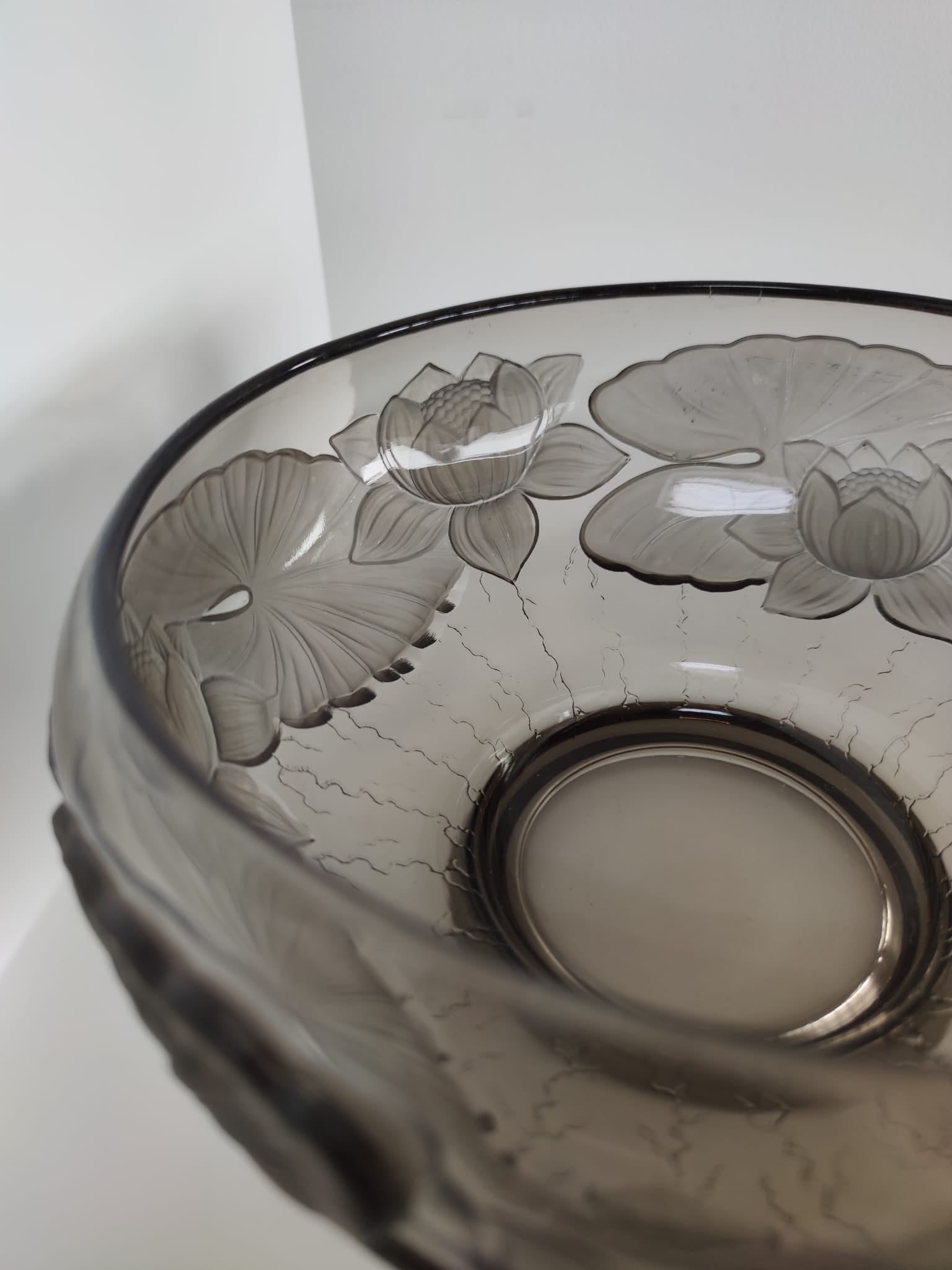 Coupe en verre fumé moulée à décor de fleurs de lotus