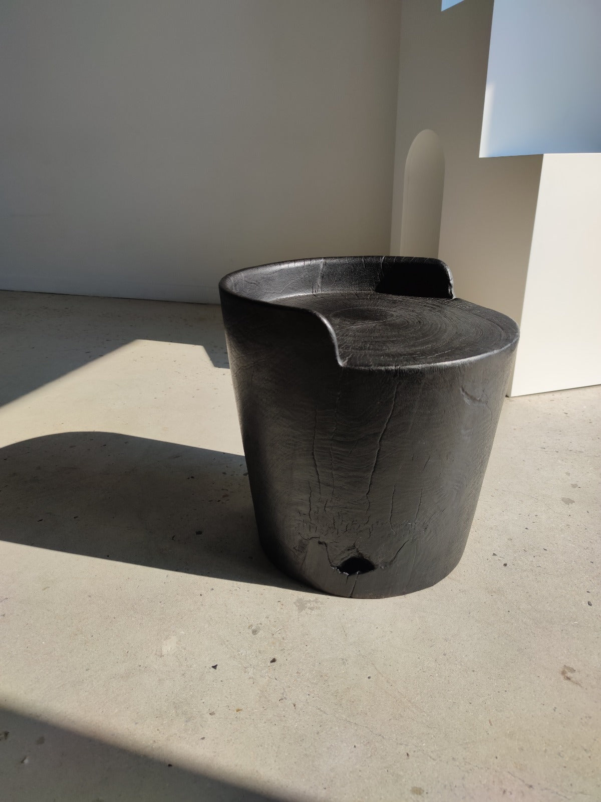 Grand tabouret ou fauteuil cylindrique en bois massif noir avec petit dossier