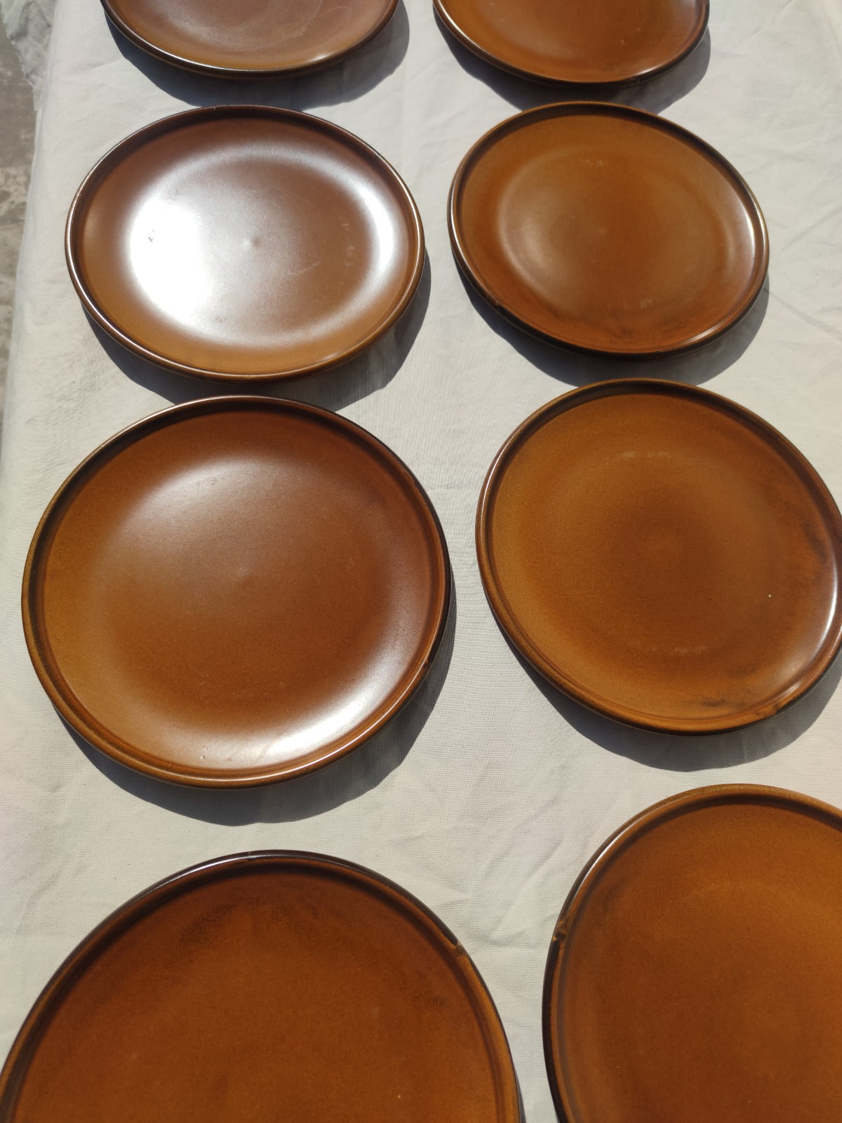 Lot de 8 grandes assiettes en céramique marron