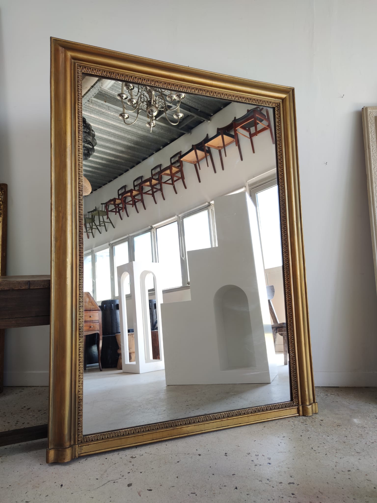 Très grand miroir en bois peint doré 130x180cm