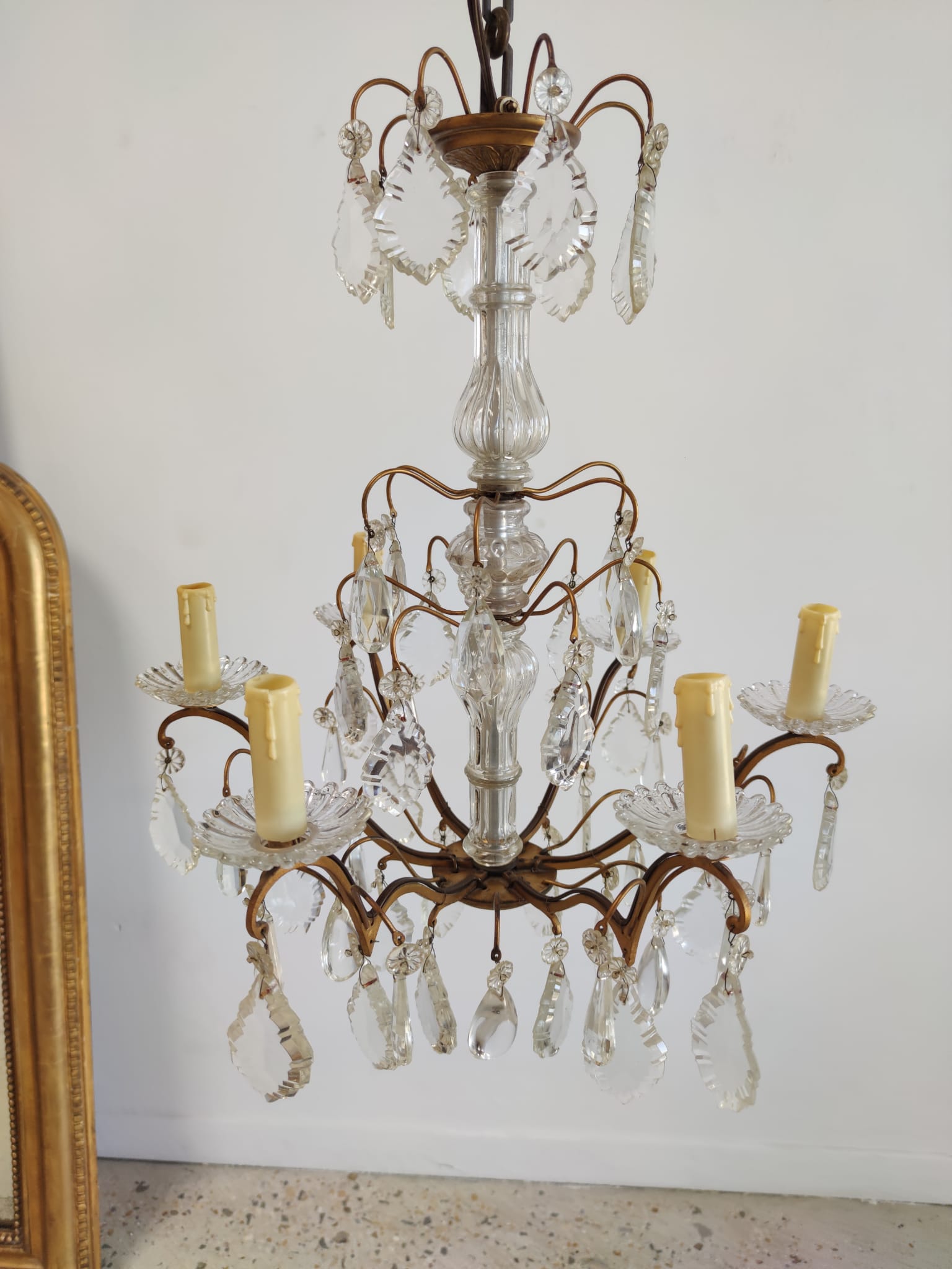 Moyen lustre cage à pendeloques et monture en laiton de style Louis XV