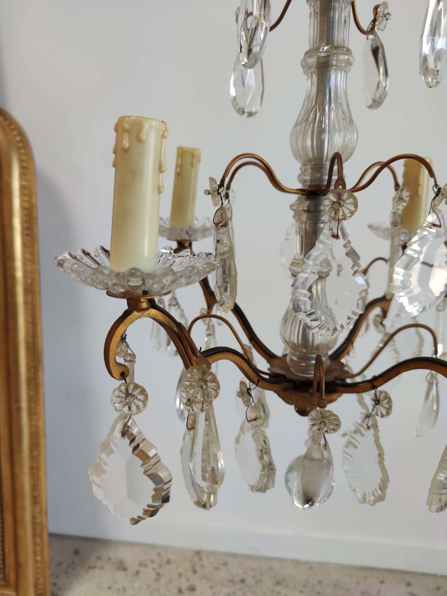 Petit lustre cage à pendeloques et monture en laiton de style Louis XV
