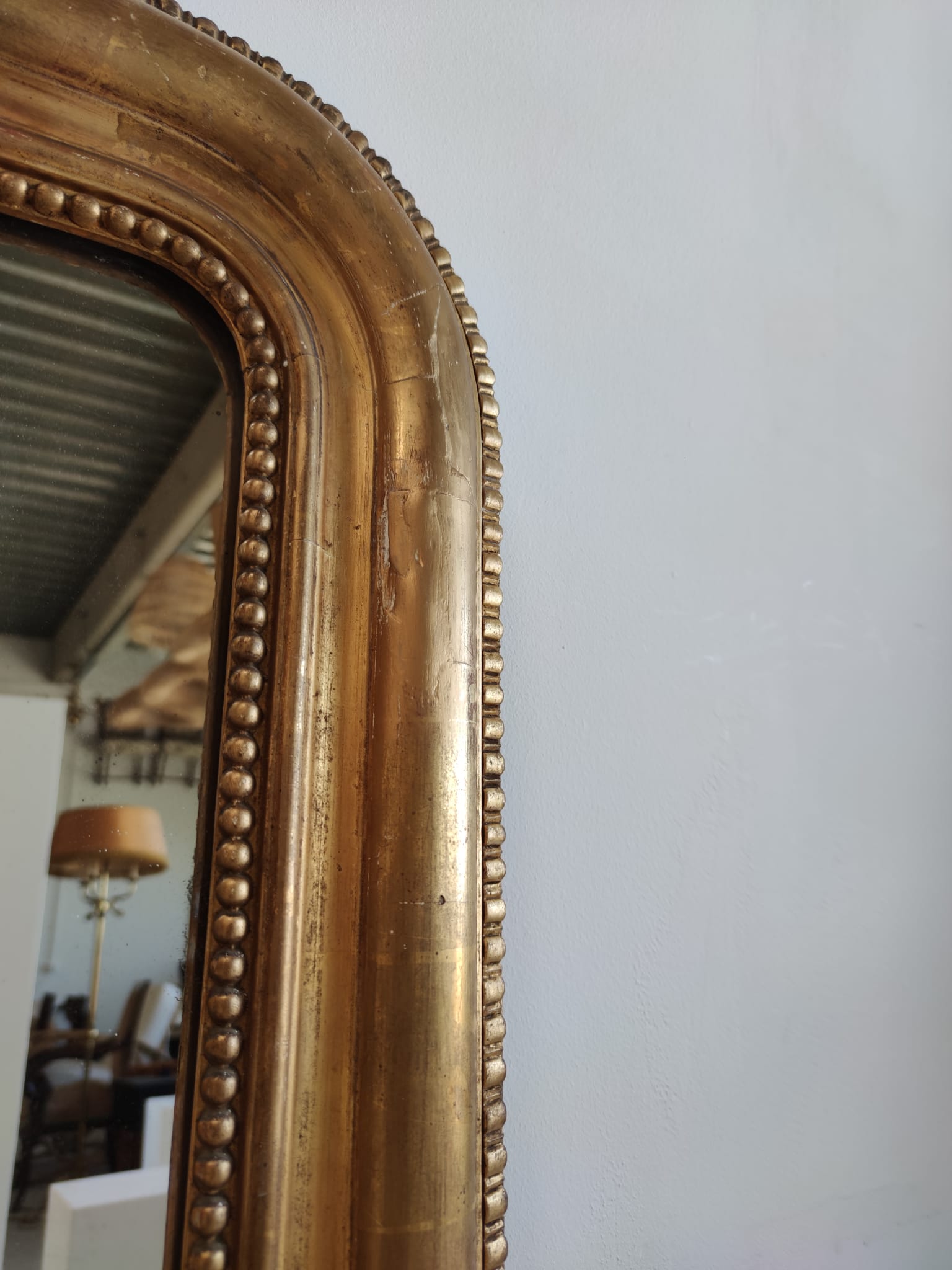 Miroir doré Louis Philippe à chapeau de gendarme XIXe H:130cm