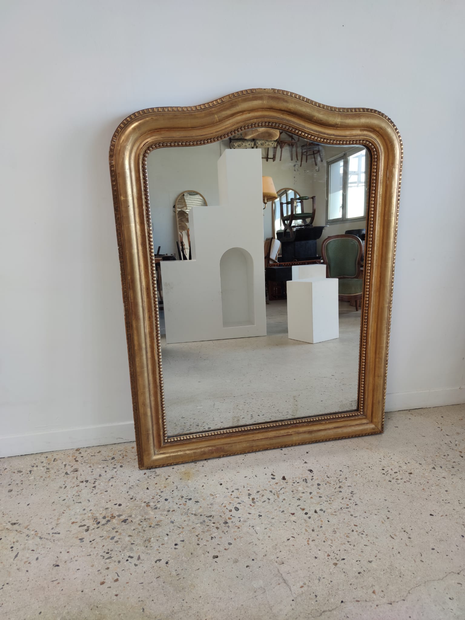 Miroir doré Louis Philippe à chapeau de gendarme XIXe H:130cm