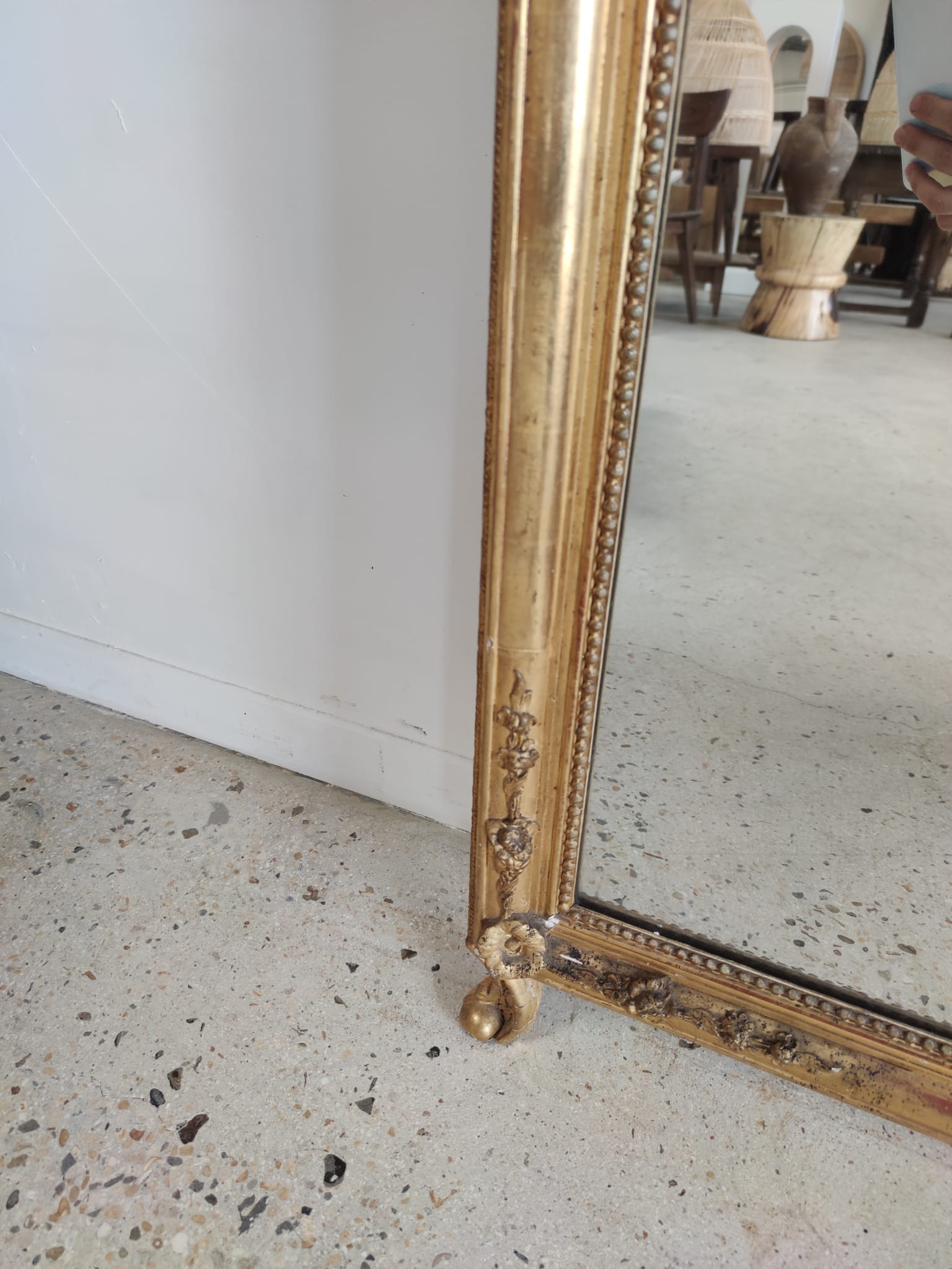 Miroir doré arrondi au décor floral en ronde bosse