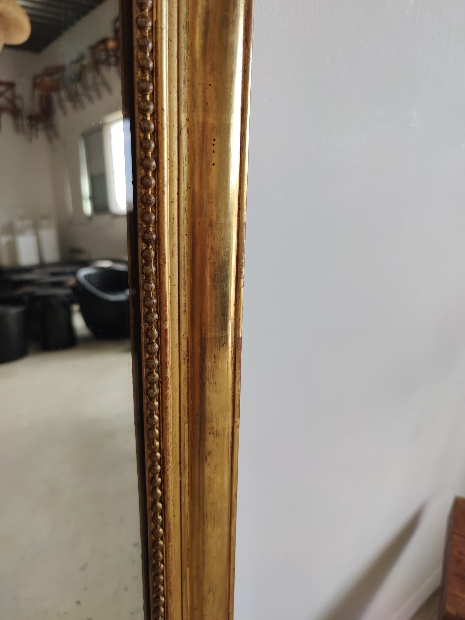 Miroir doré arrondi au décor floral en ronde bosse