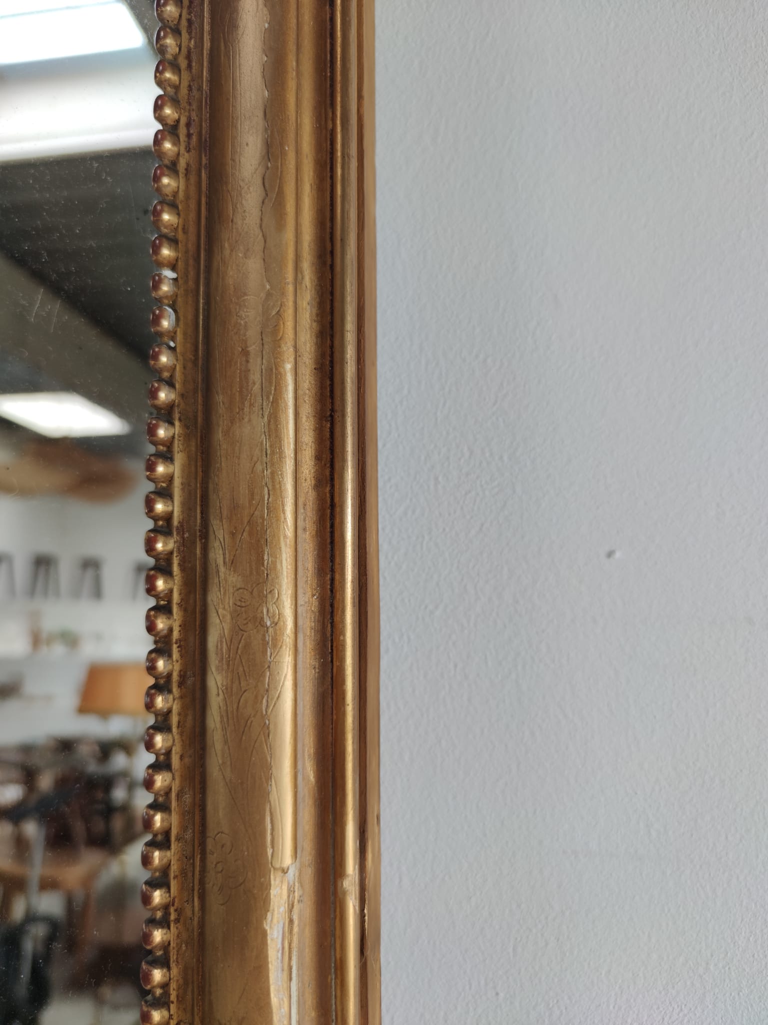 Long miroir en bois et stuc doré à rais de perles H: 2m45 L:40cm