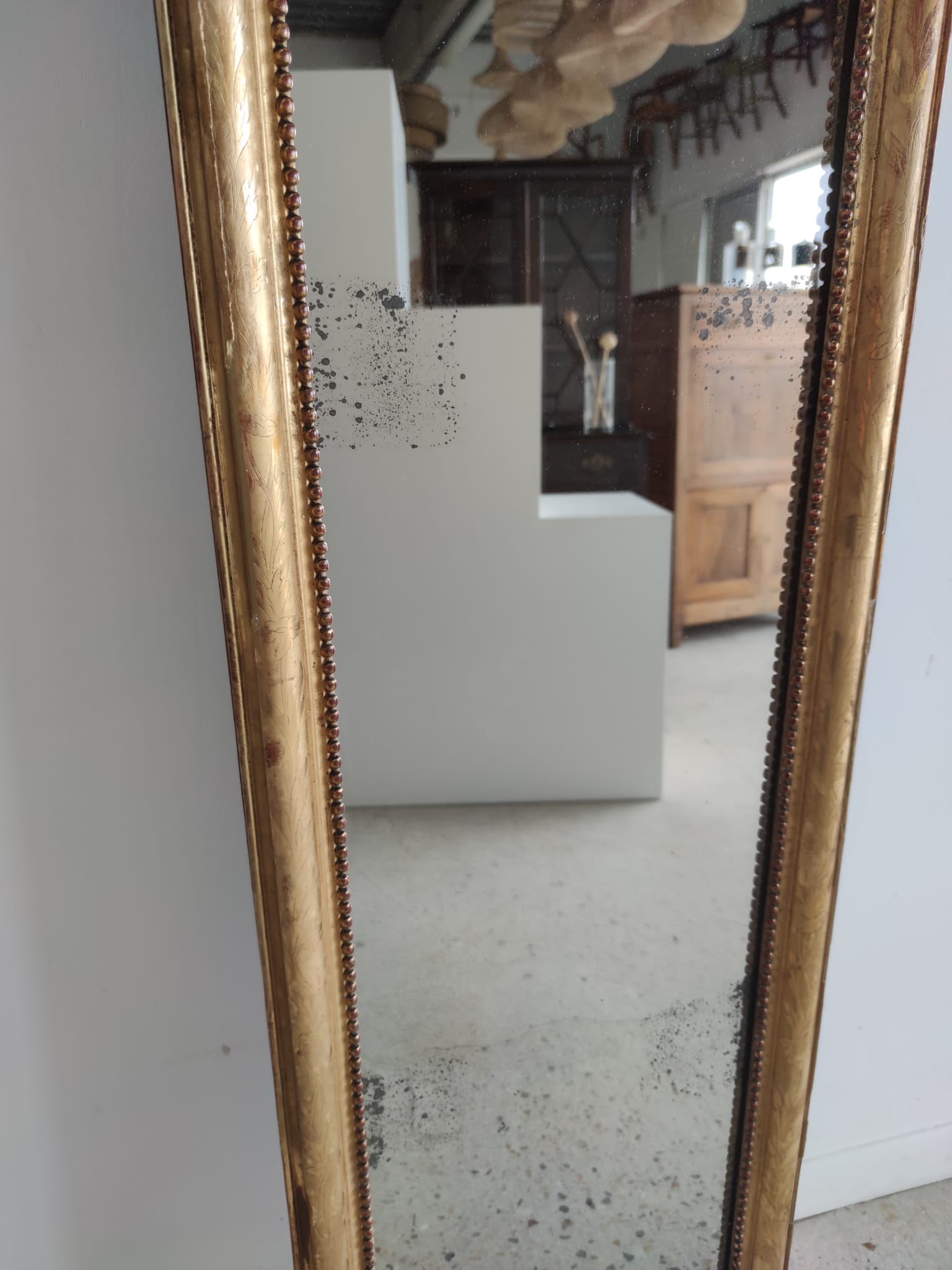 Long miroir en bois et stuc doré à rais de perles H: 2m45 L:40cm