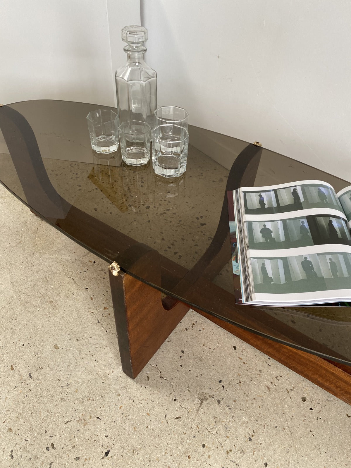 Grande table basse vintage ovale plateau de verre fumé et piètement en bois