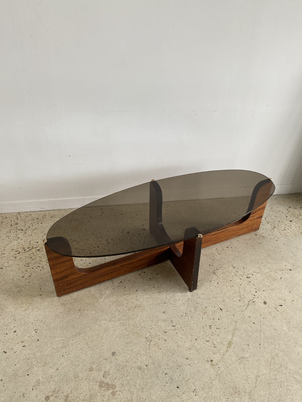 Grande table basse vintage ovale plateau de verre fumé et piètement en bois