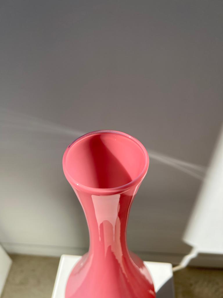 Grand vase en verre opalin rose vintage, pied blanc H : 53cm