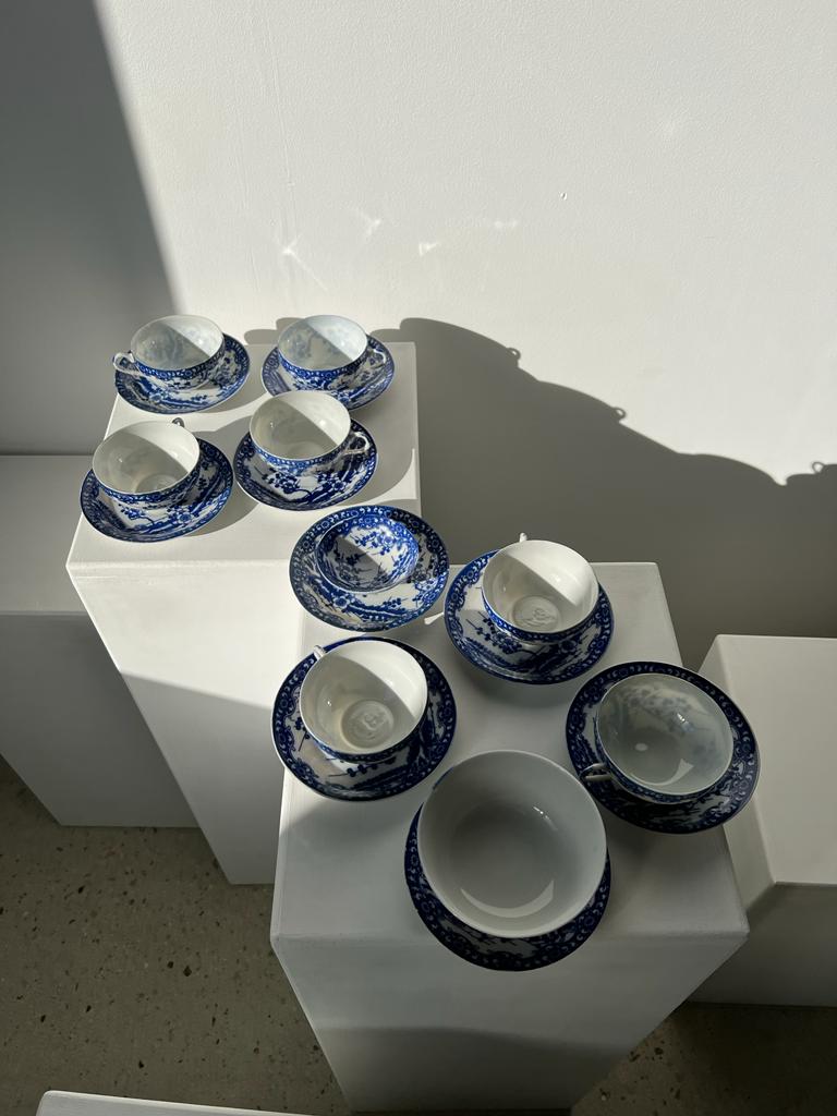 Petit service à thé japonais en porcelaine décor bleu 7 tasses avec leurs soucoupes, un bout à lait et deux petits bols