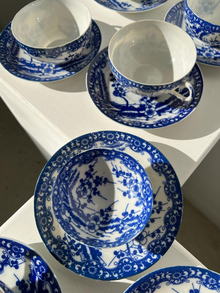 Petit service à thé japonais en porcelaine décor bleu 7 tasses avec leurs soucoupes, un bout à lait et deux petits bols