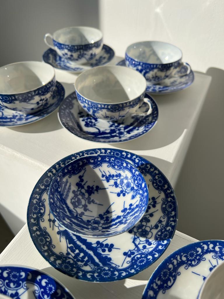 Petit service à thé japonais en porcelaine décor bleu 7 tasses avec leurs soucoupes, un bout à lait et deux petits bols