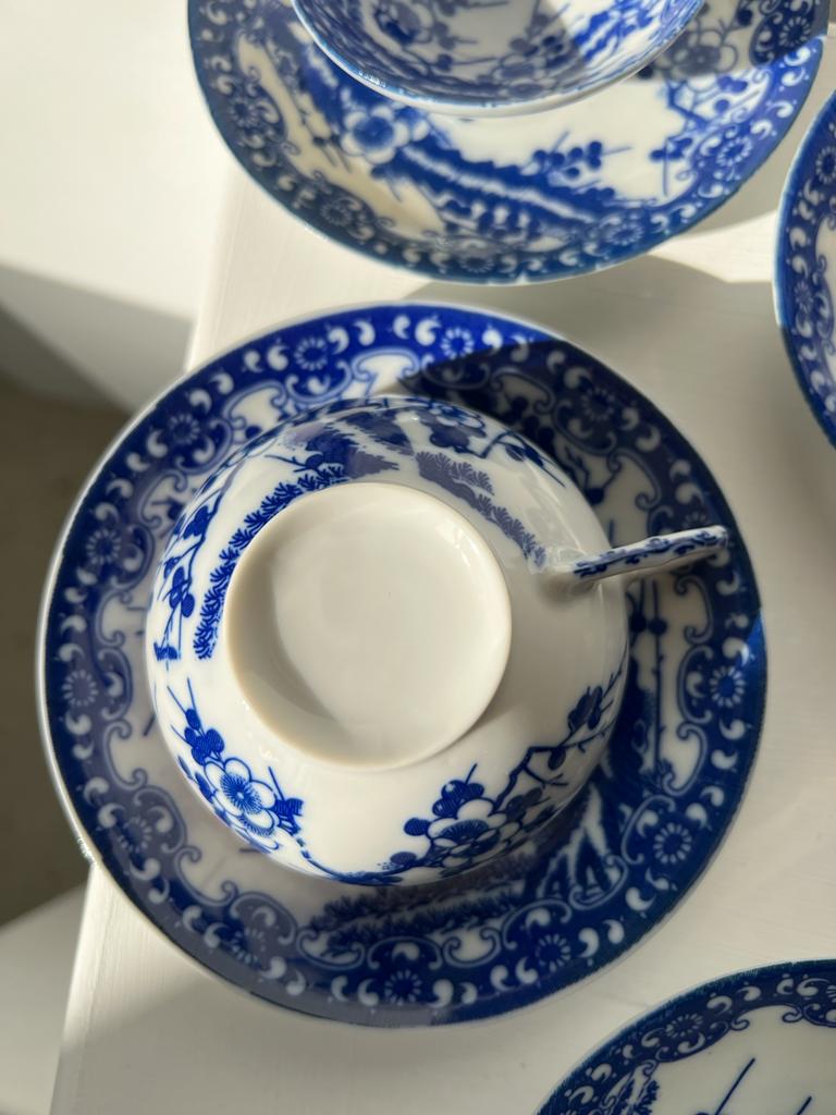 Petit service à thé japonais en porcelaine décor bleu 7 tasses avec leurs soucoupes, un bout à lait et deux petits bols