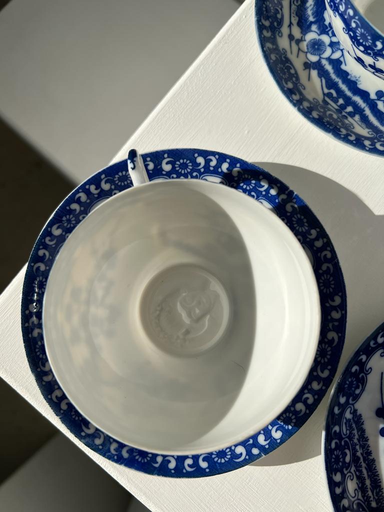 Petit service à thé japonais en porcelaine décor bleu 7 tasses avec leurs soucoupes, un bout à lait et deux petits bols