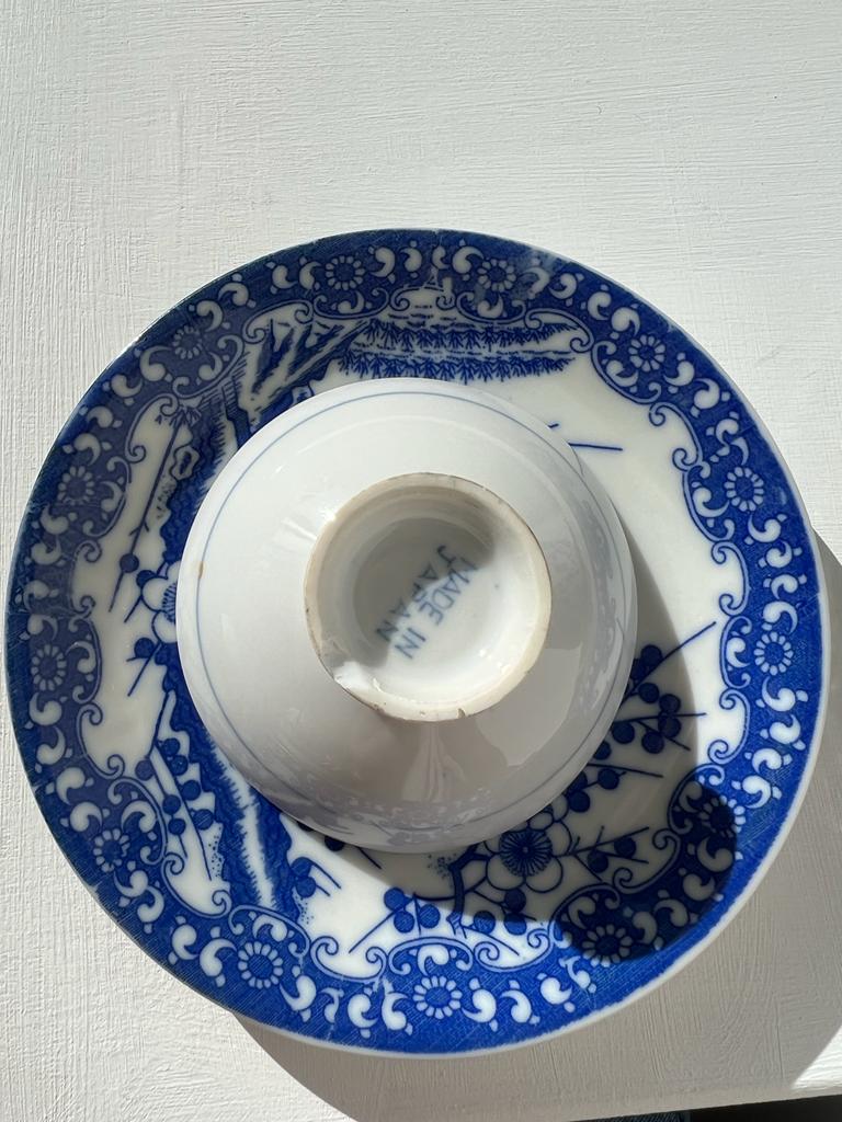 Petit service à thé japonais en porcelaine décor bleu 7 tasses avec leurs soucoupes, un bout à lait et deux petits bols