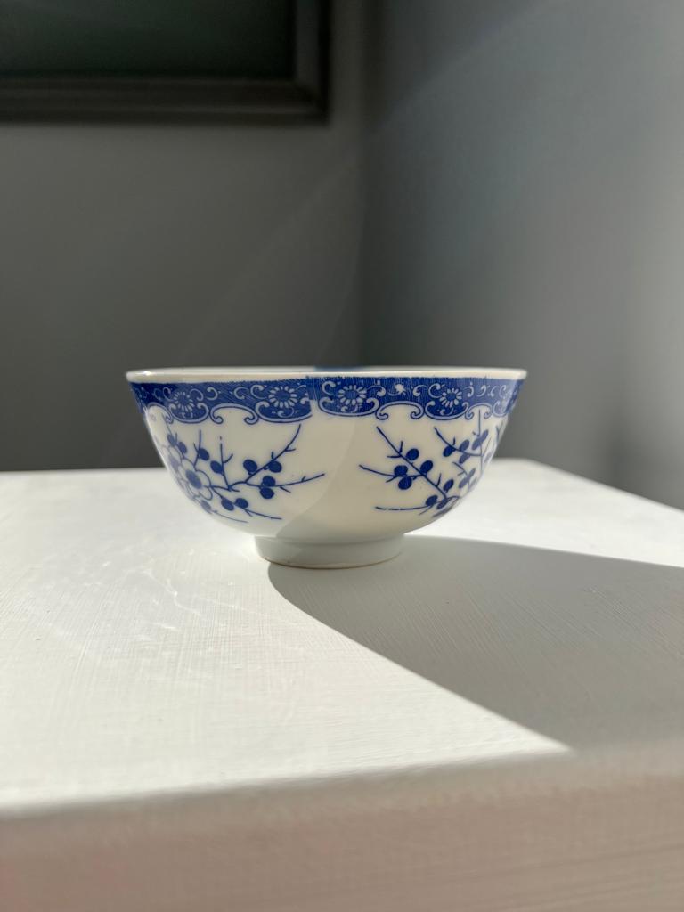 Petit service à thé japonais en porcelaine décor bleu 7 tasses avec leurs soucoupes, un bout à lait et deux petits bols