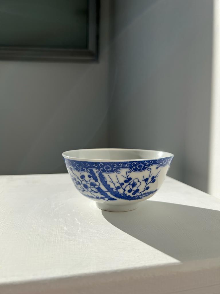 Petit service à thé japonais en porcelaine décor bleu 7 tasses avec leurs soucoupes, un bout à lait et deux petits bols