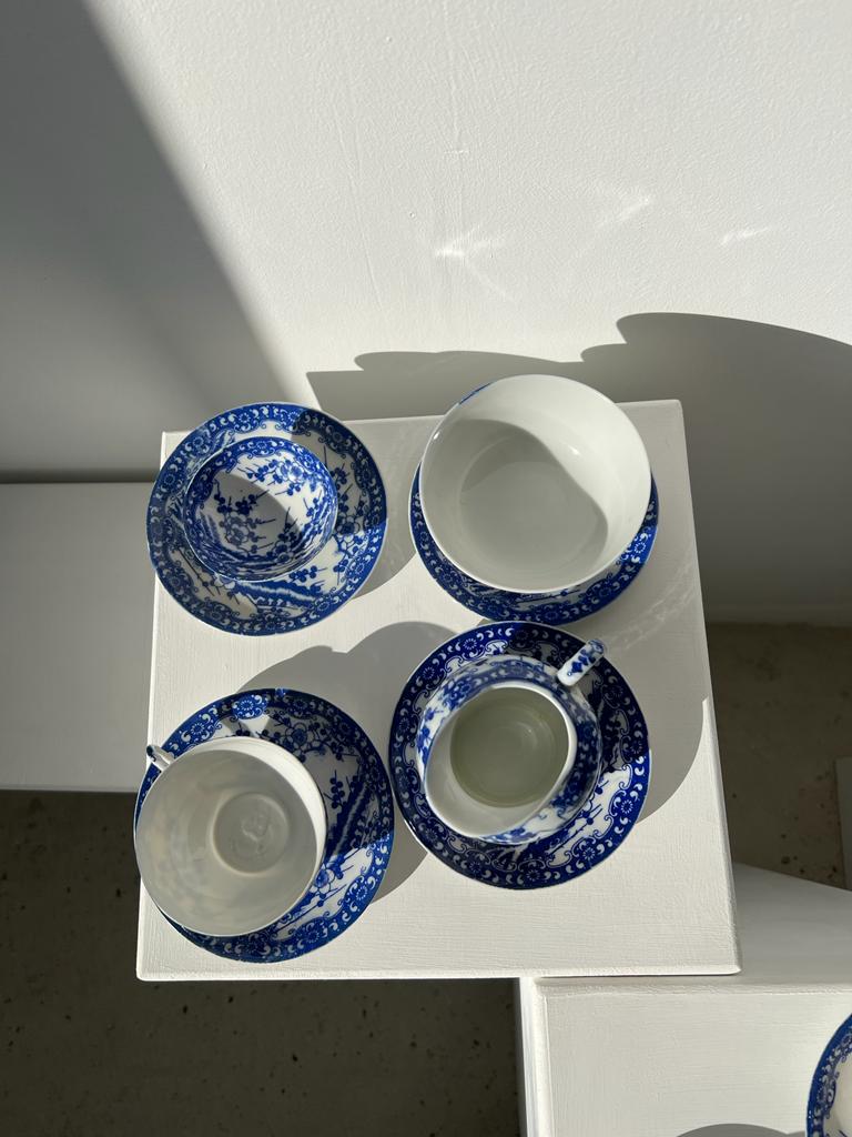 Petit service à thé japonais en porcelaine décor bleu 7 tasses avec leurs soucoupes, un bout à lait et deux petits bols