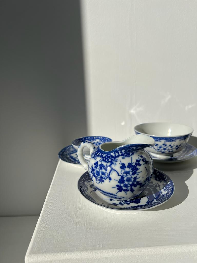 Petit service à thé japonais en porcelaine décor bleu 7 tasses avec leurs soucoupes, un bout à lait et deux petits bols