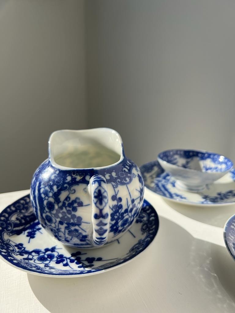 Petit service à thé japonais en porcelaine décor bleu 7 tasses avec leurs soucoupes, un bout à lait et deux petits bols