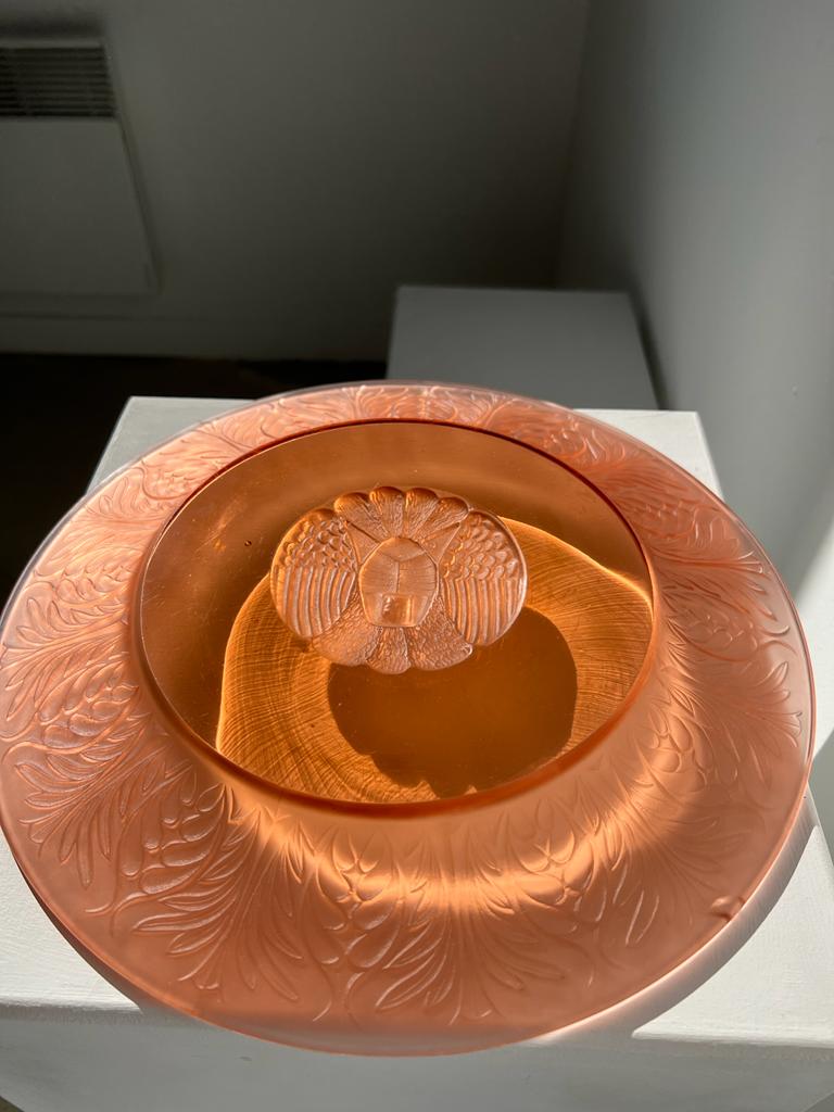 Plat en verre rose moulé motifs art nouveau D: 31,5cm