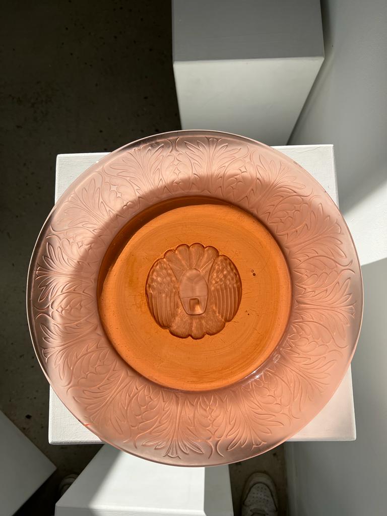 Plat en verre rose moulé motifs art nouveau D: 31,5cm