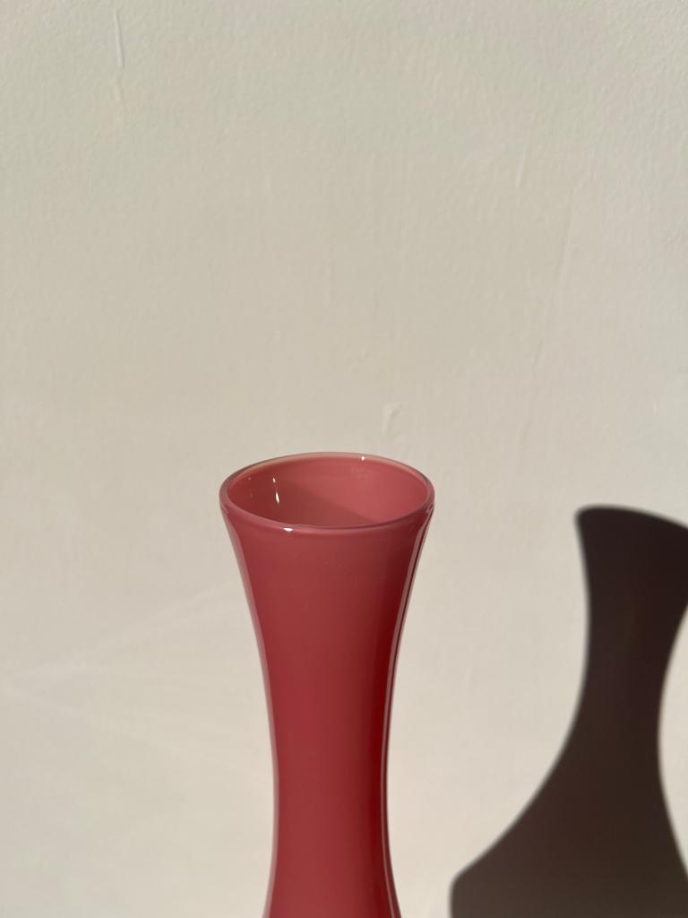 Grand vase en verre opalin rose vintage, pied blanc H : 53cm