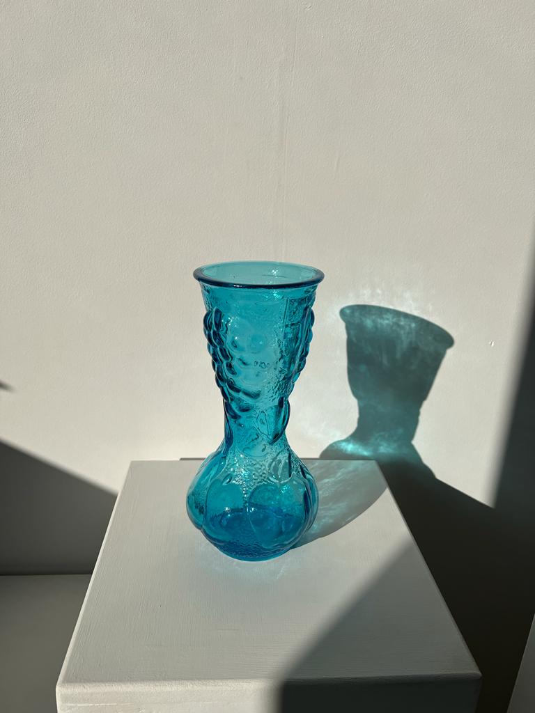 Vase italien vintage en verre moulé bleu à motifs de fruits en relief H : 26cm