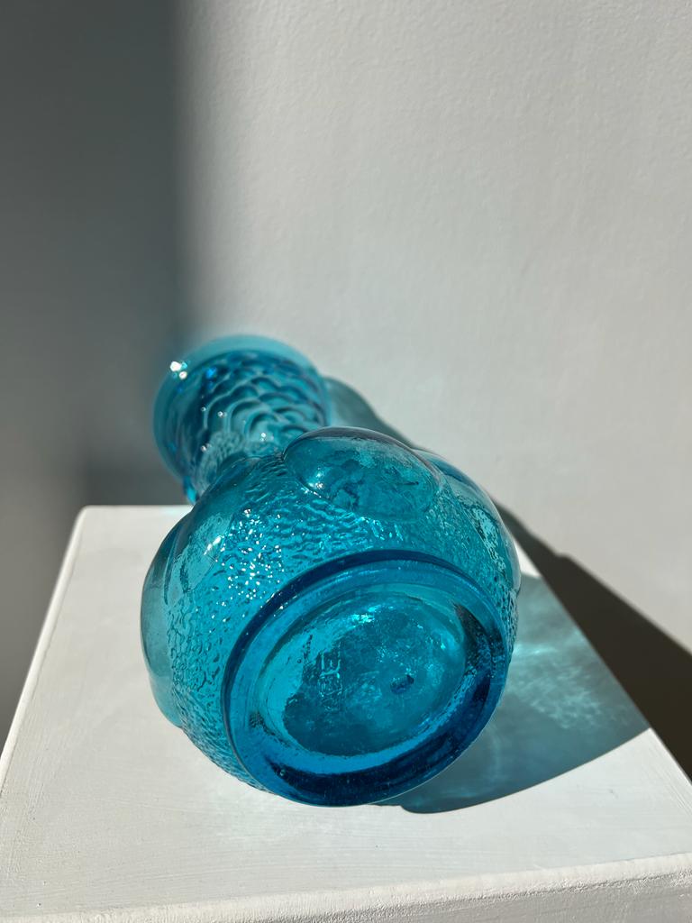 Vase italien vintage en verre moulé bleu à motifs de fruits en relief H : 26cm