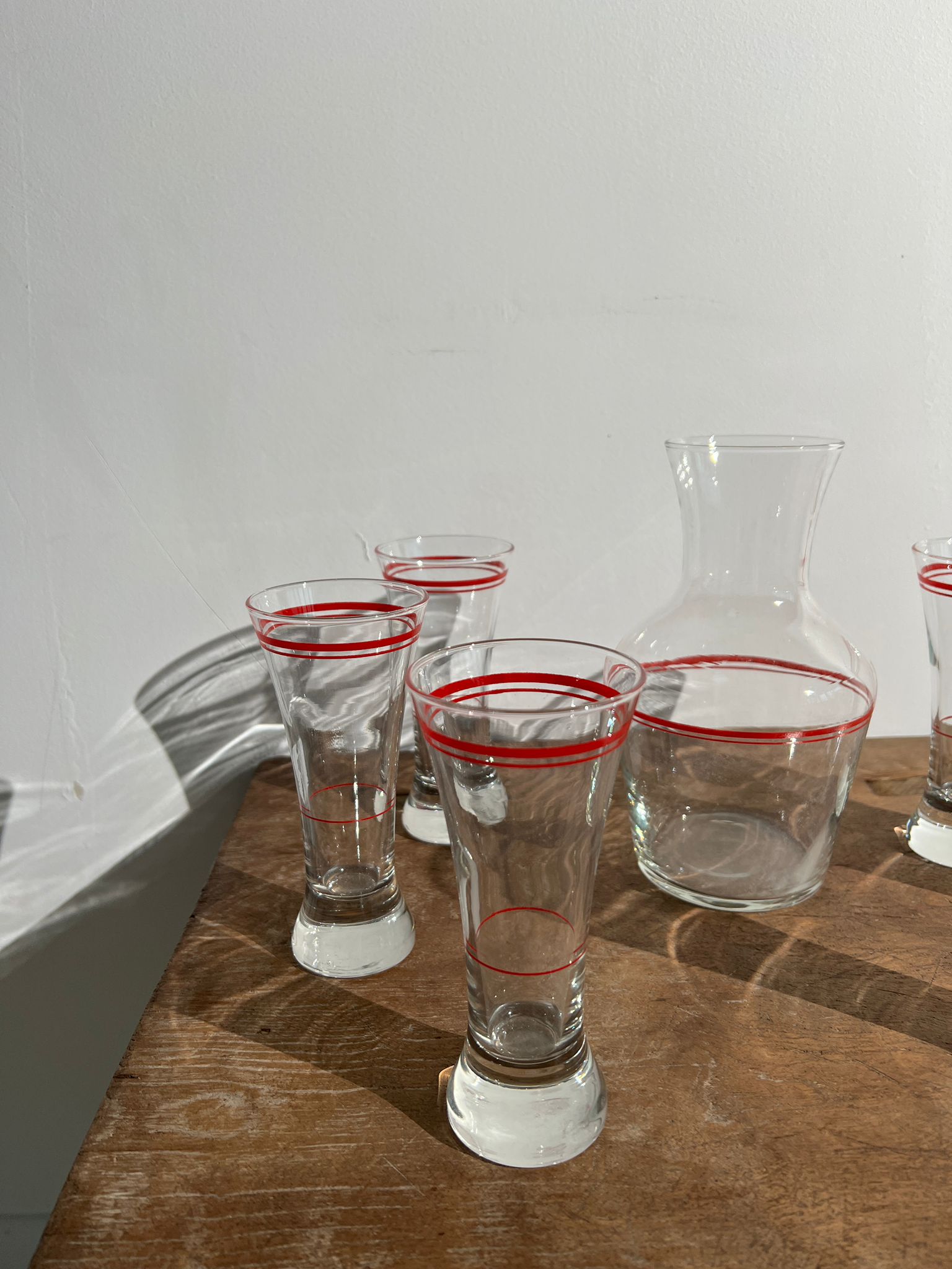 Carafe vintage en verre à liseré rouge et ses 6 verres