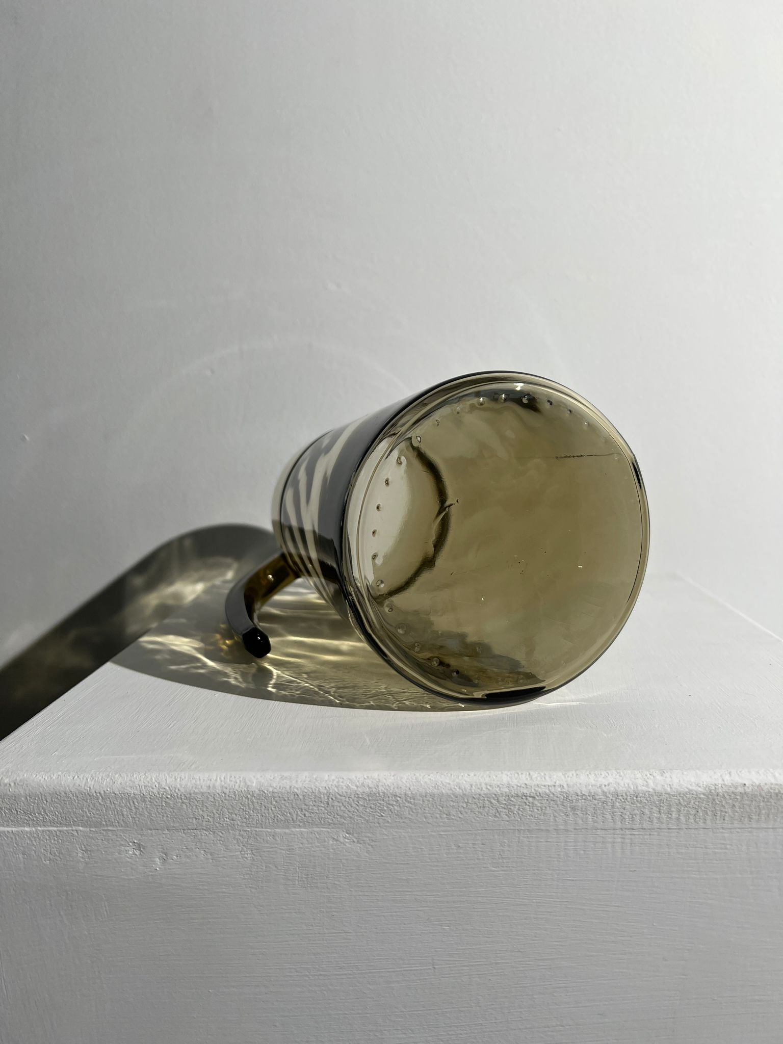 Carafe vintage en verre fumé striée