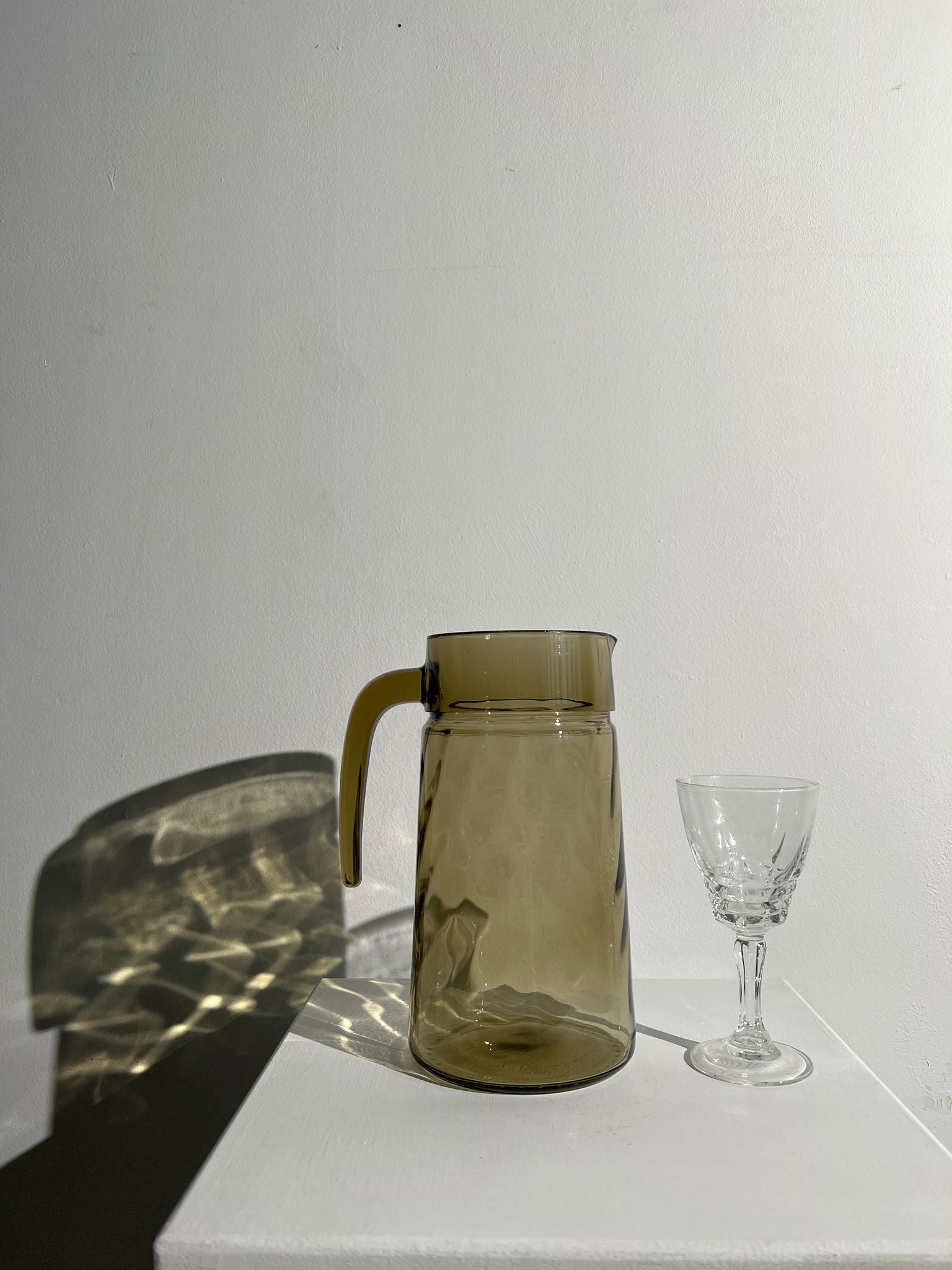 Carafe vintage en verre fumé striée