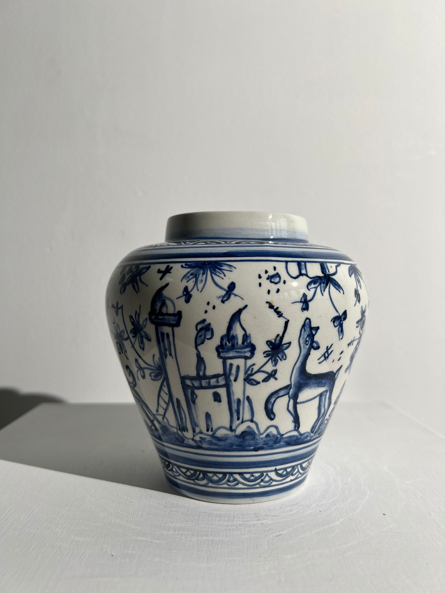 Petit vase artisanal portugais bleu et blanc à motif pastoral stylisé H:12,5cm