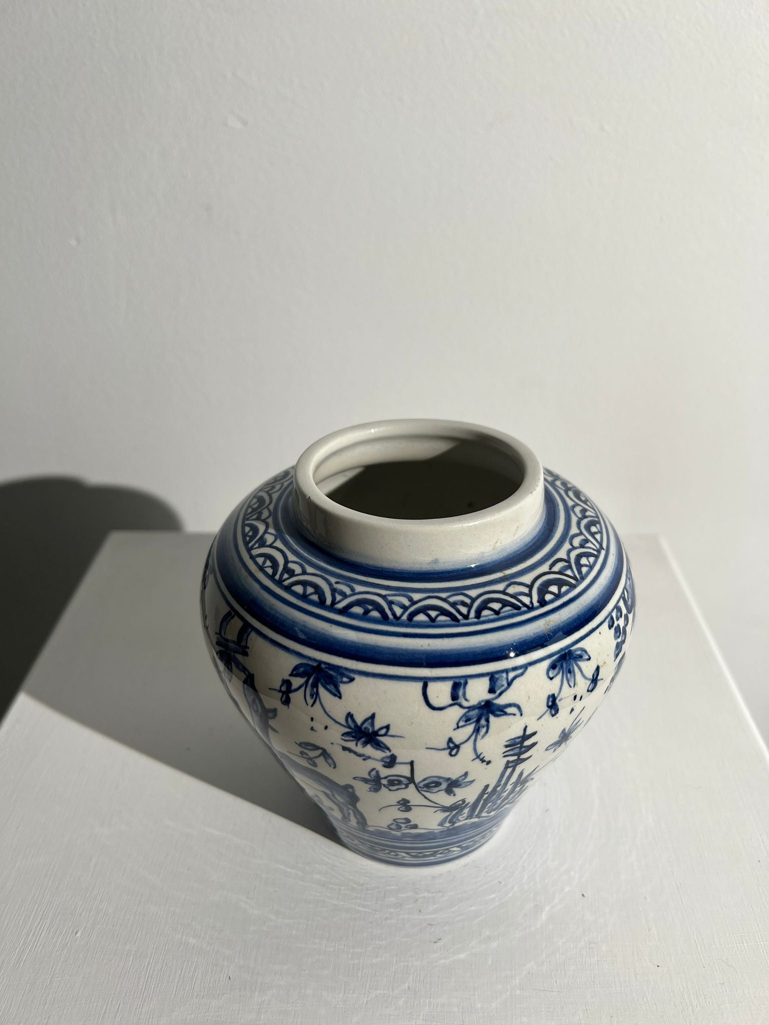 Petit vase artisanal portugais bleu et blanc à motif pastoral stylisé H:12,5cm