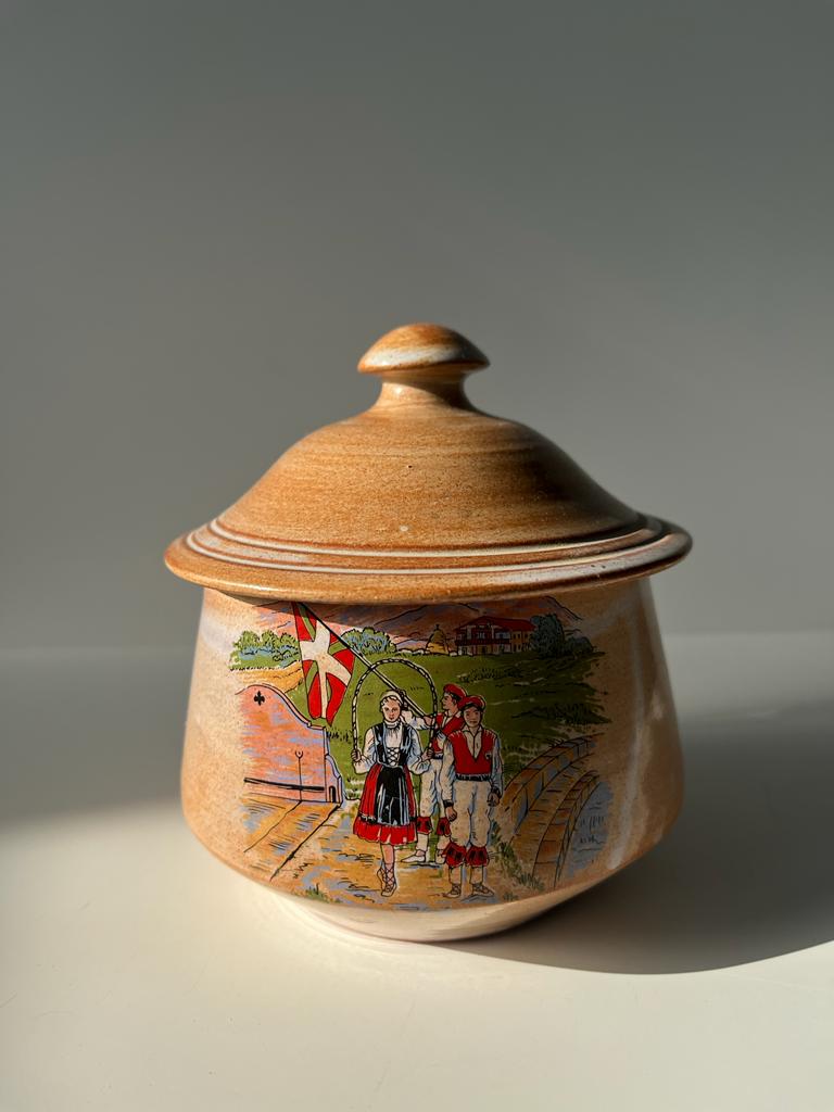 Petit pot et son couvercle en grès à motif de procession alpine