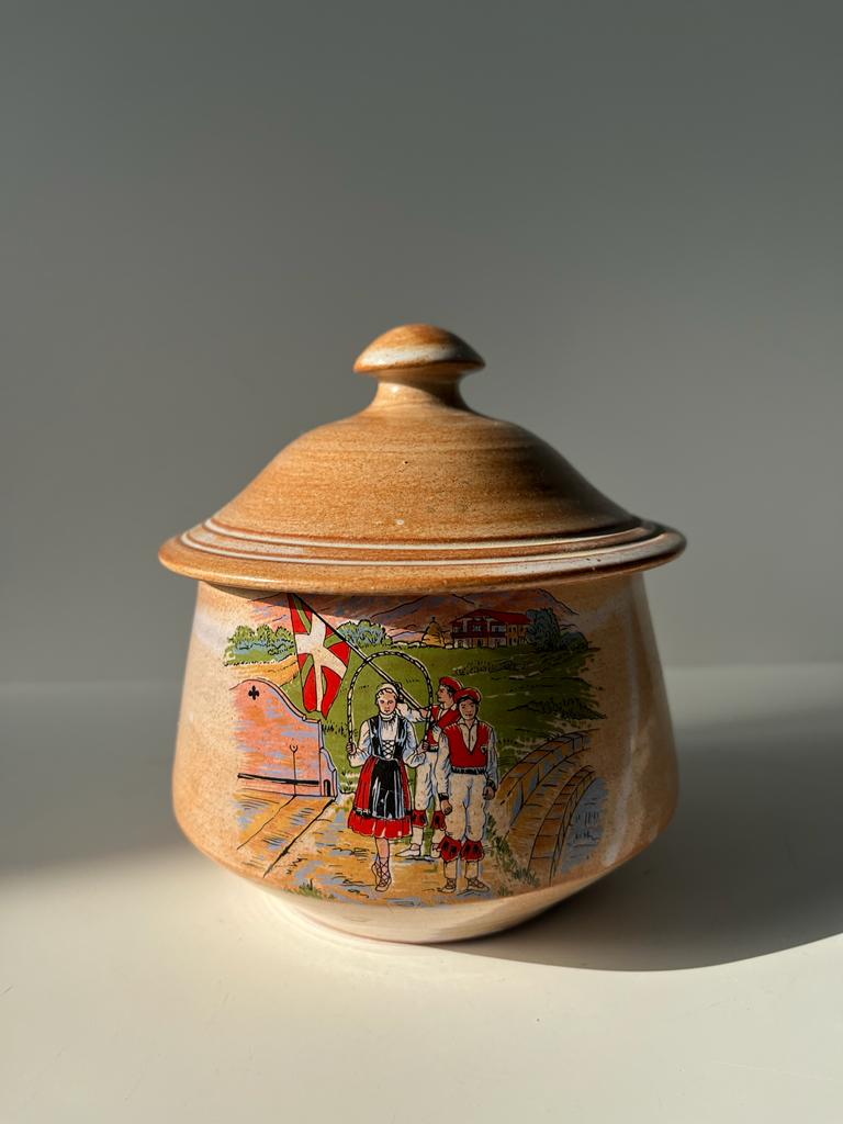Petit pot et son couvercle en grès à motif de procession alpine
