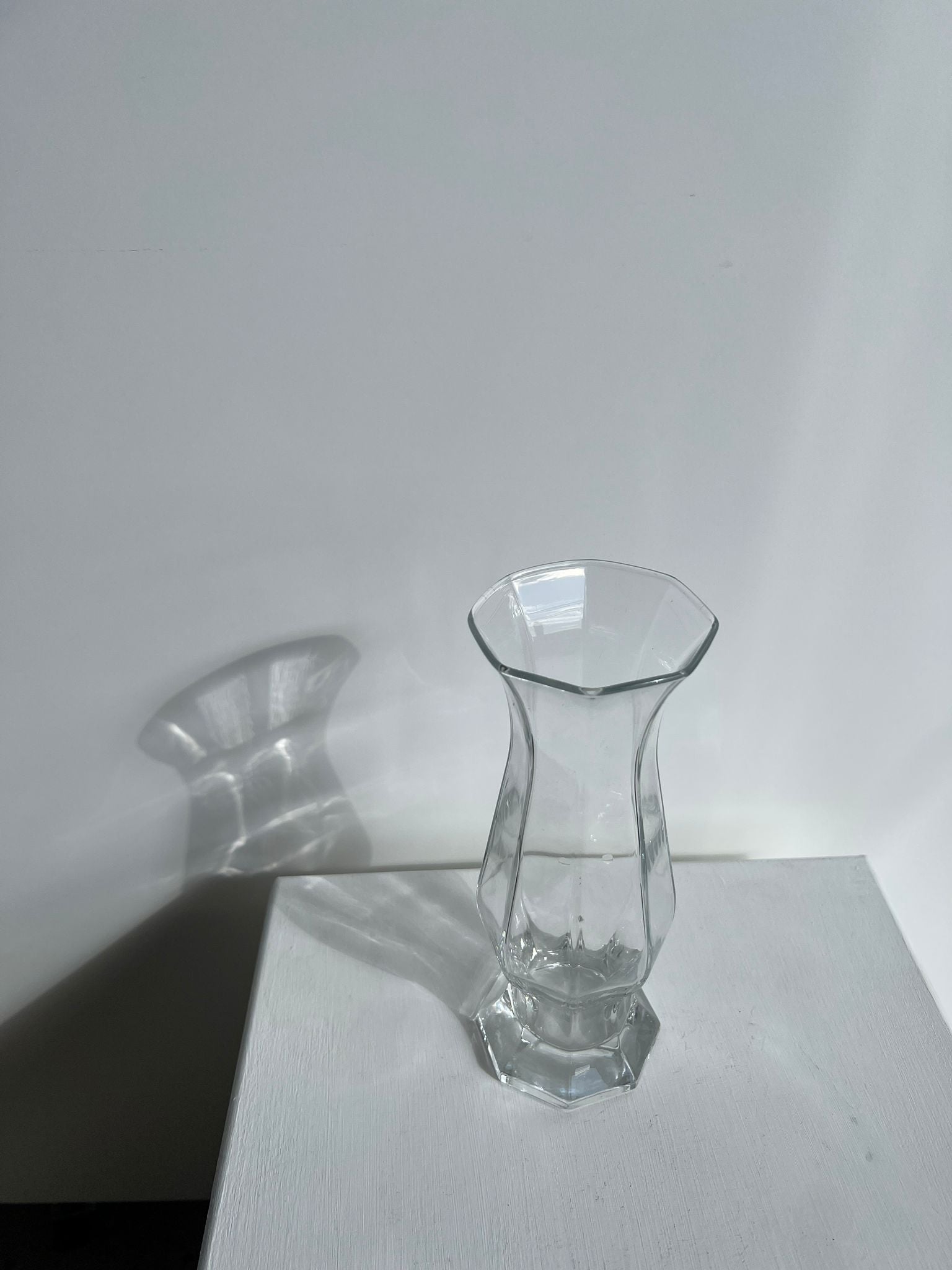 Petit vase vintage en verre géométrique octogonal H:20cm