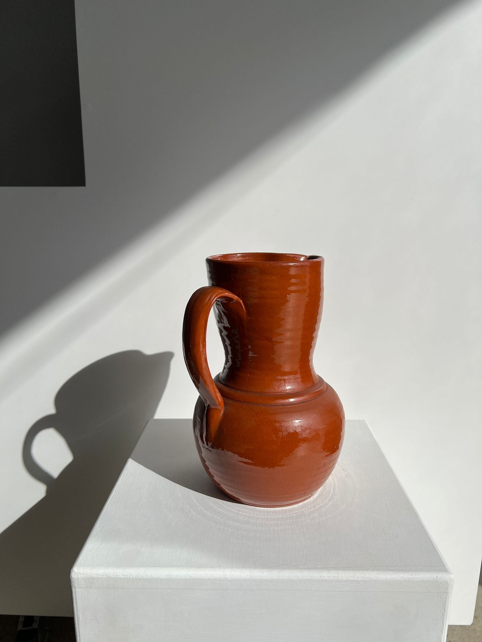 Grand pichet à vin en céramique marron bicolore H : 24cm