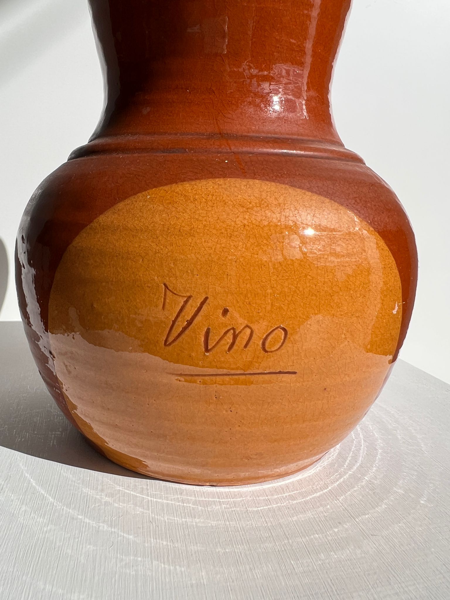 Grand pichet à vin en céramique marron bicolore H : 24cm
