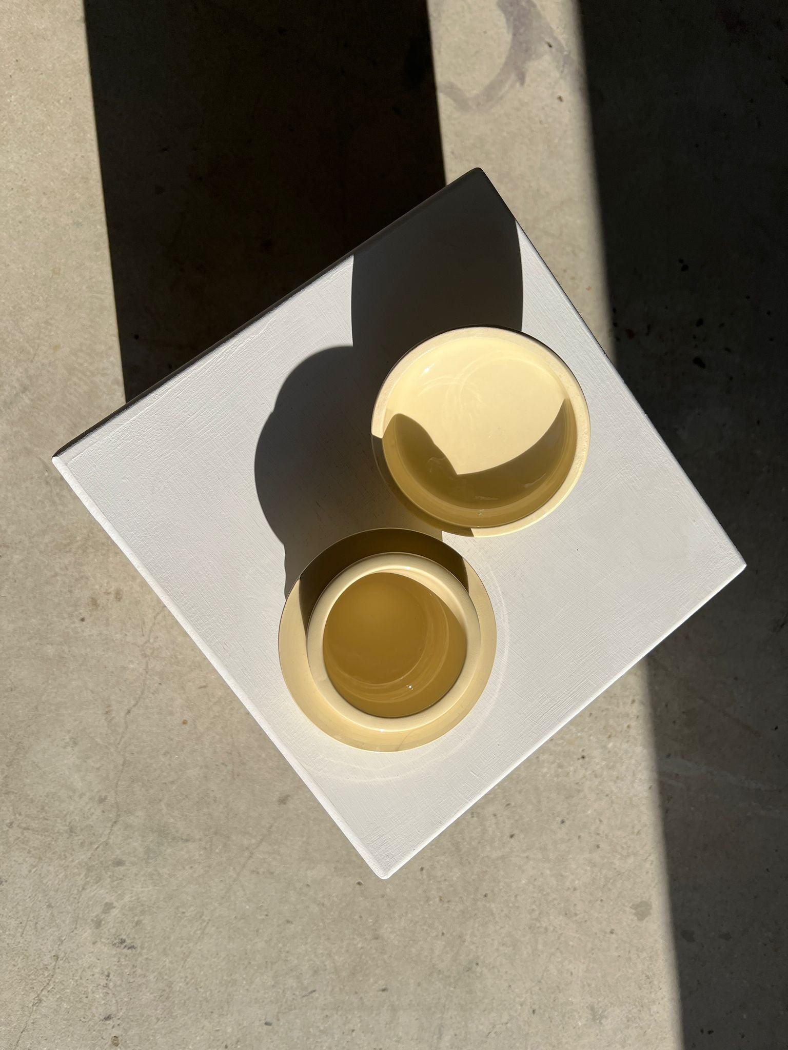 Petite terrine en céramique jaune clair glacée
