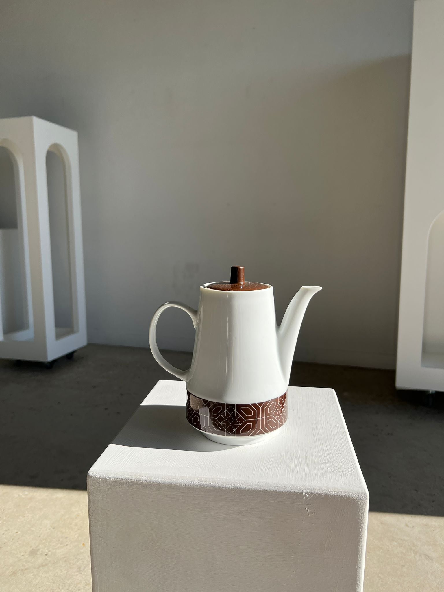 Petite cafetière vintage marron à motifs géométriques en porcelaine H : 19cm