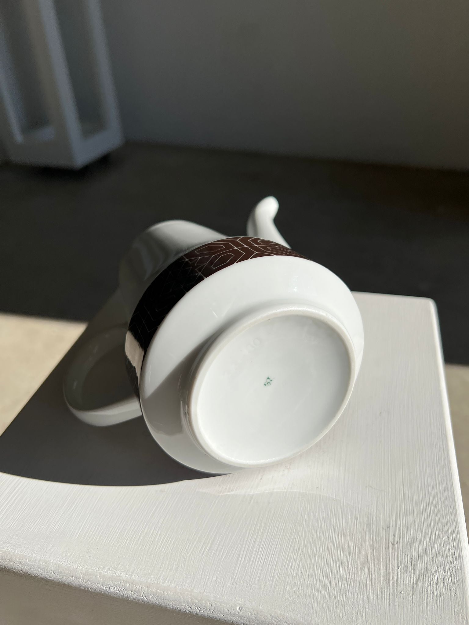 Petite cafetière vintage marron à motifs géométriques en porcelaine H : 19cm