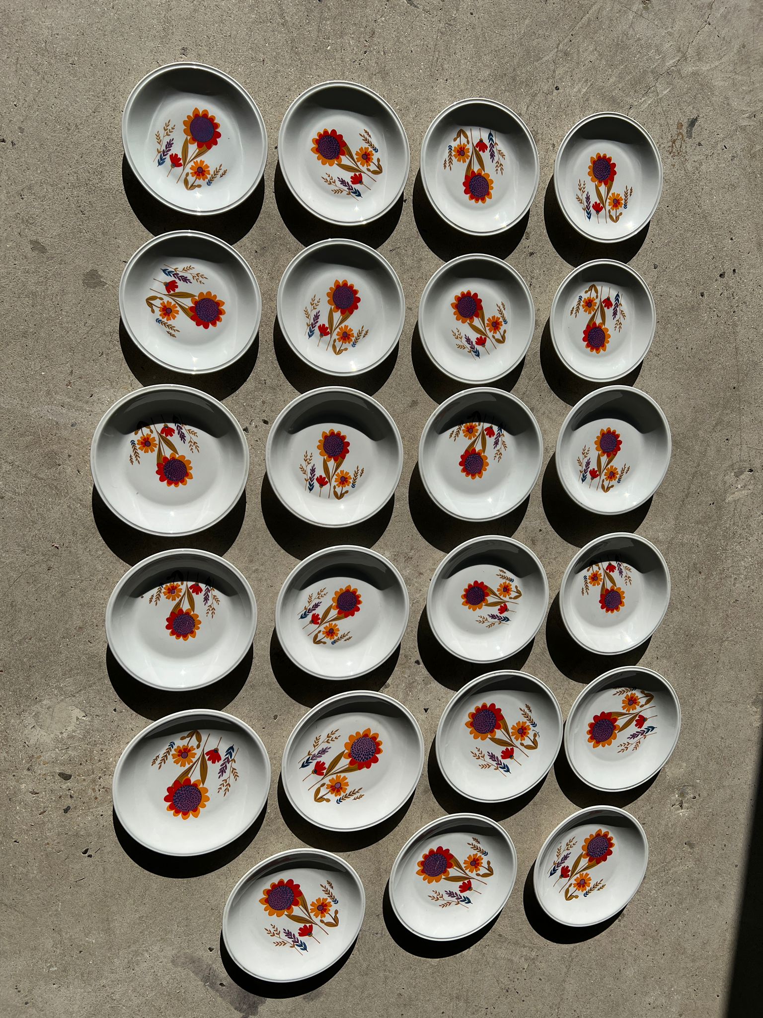 Ensemble vintage d'assiettes porcelaine de Sologne à motif floral stylisé : 7 assiettes creuses, 7 grandes assiettes, 7 assiettes à dessert