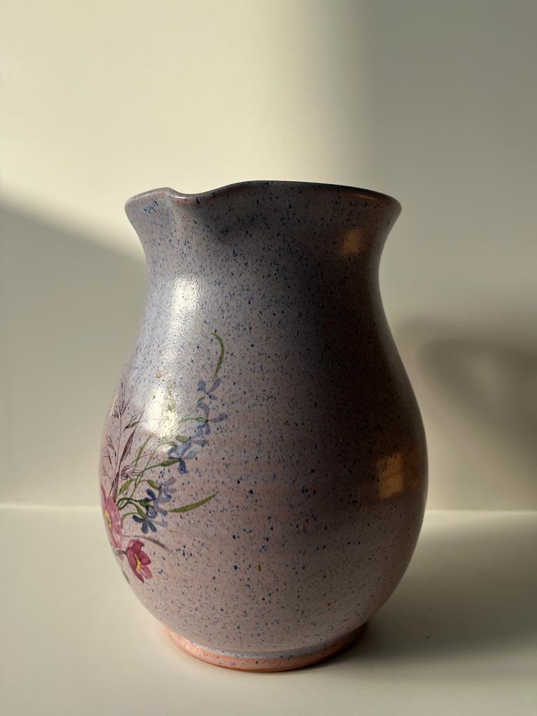 Grande carafe violette vintage à motifs de fleurs des champs H:20cm