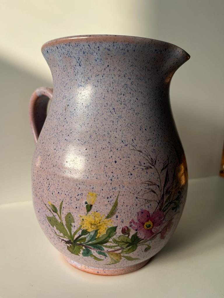 Grande carafe violette vintage à motifs de fleurs des champs H:20cm