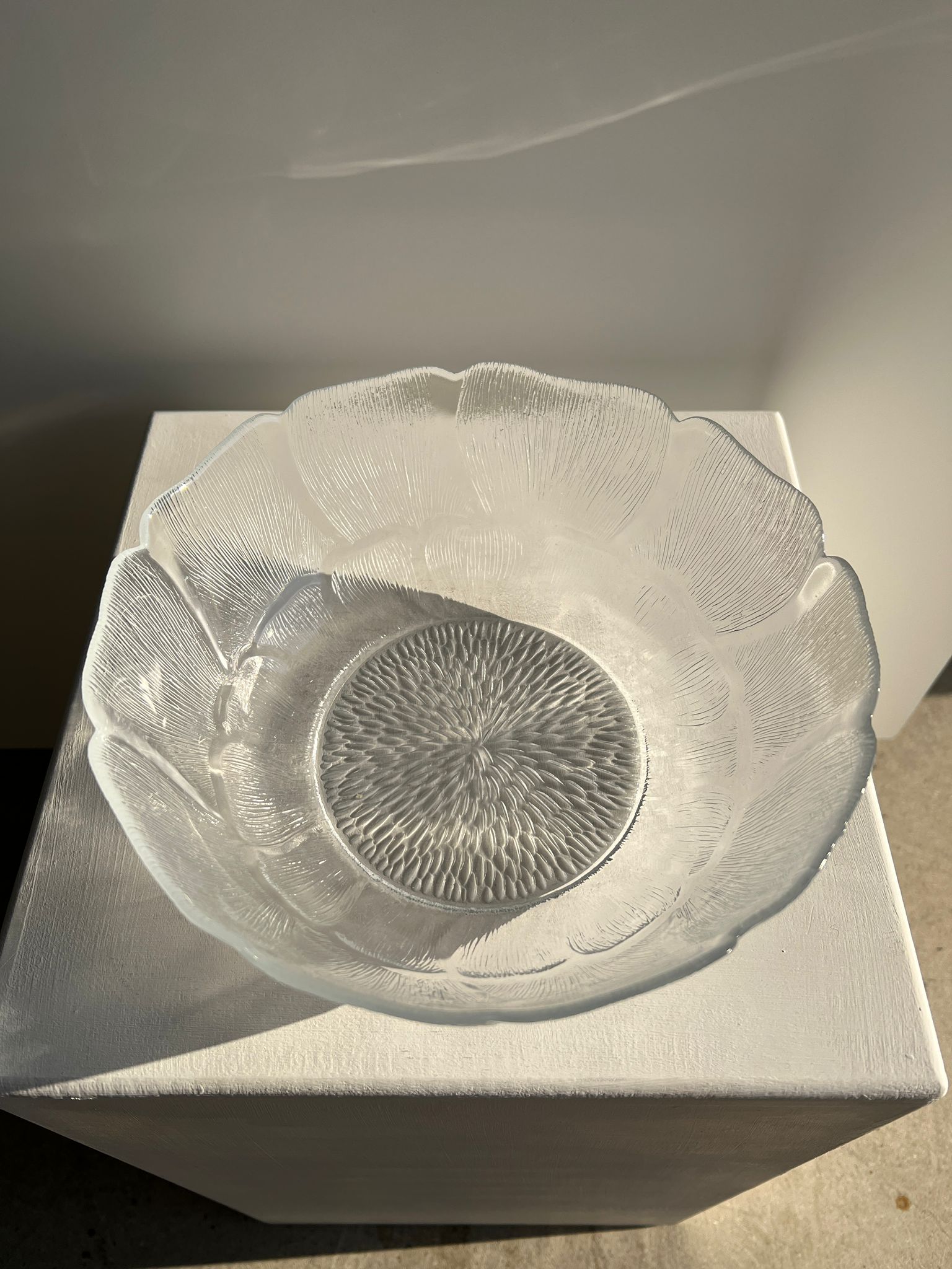 Petit saladier vintage en verre transparent motif floral stylisé D : 23cm